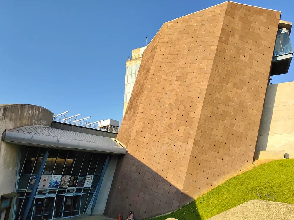 八里十三行博物館具幾何造型的建築外觀與入口。